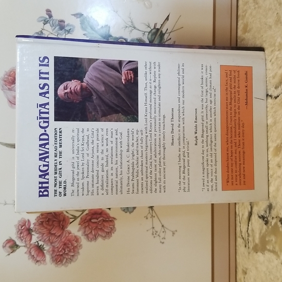 Bhagavad-Gita As It Is by A.C. Bhaktivedanta Swami Prabhupāda - Picture 3 of 10